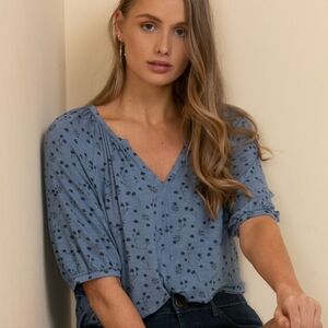 NWT Notch Neck Bubble peasant top! 💙